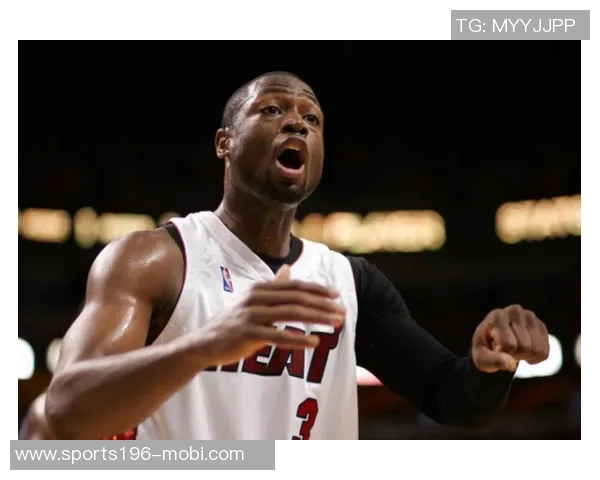 韦德谈新赛季媒体日：球员们穿新衣拍照交流感受乐趣